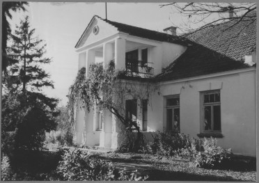 Dwór ss. Franciszkanek - widok od frontu, skan 1