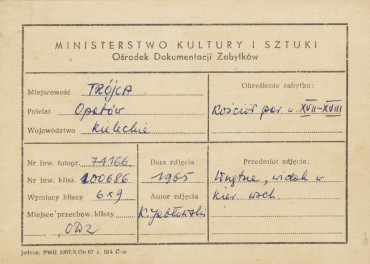 Kościół parafialny św. Trójcy -  wnętrze, widok nawy w kierunku prezbiterium - metryczka, skan 1