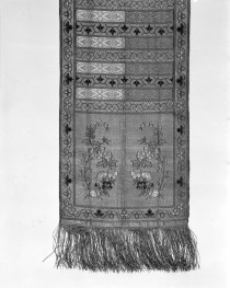 Centralne Muzeum Włókiennictwa - zbiory - pas lity dwustronny - /XX wiek/ - głowa i wciąża /fragment/ - awers, skan 1