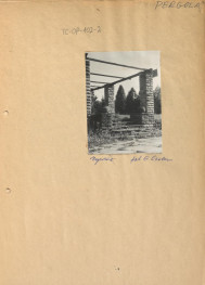 fotografia czarno-biała na karcie, przedstawiająca według opisu: „Pergola, Żywiec", widok wejścia na taras, schody, pergola, skan 1