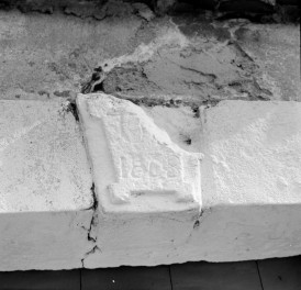 dom nr. 371 - elewacja frontowa - fragment portalu z datą 1808 r, skan 1