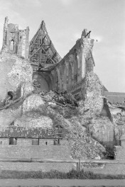 Zamek - kościół zamkowy: widok ruin wnętrza, skan 1