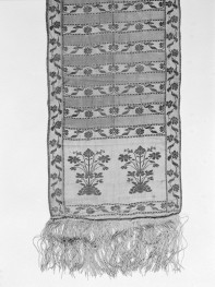 Muzeum Archidiecezjalne - zbiory - pas jedwabny czterostronny - /XVIII wiek/ - głowa i wciąża /fragment/ - awers, skan 1