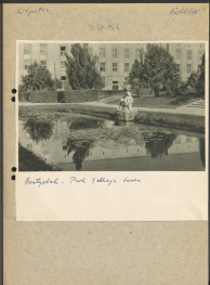 umieszczony na karcie materiał graficzny do publikacji, „Ogrody Polskie” (wyd. 1954, rys. 404 - Zieleńce miejskie w Białymstoku); dopisek na karcie: „Współcz., Basen, (…), Park 3 Maja, basen”, skan 1