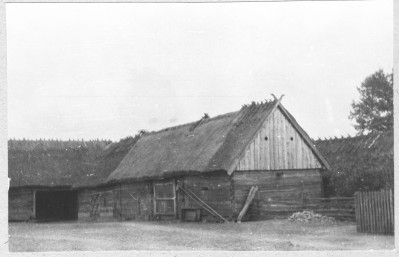 Zagroda - widok na stodoły, skan 1