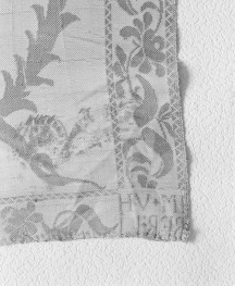 Muzeum Narodowe - zbiory - pas jedwabny dwustronny - /XVIII wiek/ - głowa i wciąża /fragment/ - awers - sygnatura, skan 1