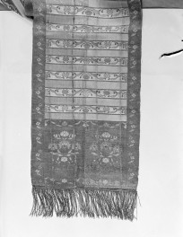 Centralne Muzeum Włókiennictwa - zbiory - pas lity czterostronny - Lyon /1785 - 1792 rok/ - głowa i wciąża /fragment/ - awers, skan 1
