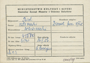 Dworek drewniany - widok ogólny od frontu - metryczka, skan 1