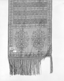 Muzeum Diecezjalne - zbiory - pas jedwabny dwustronny - Lyon /1785 - 1792 rok/ - głowa i wciąża /fragment/ - awers, skan 1