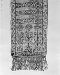 Centralne Muzeum Włókiennictwa - zbiory - pas jedwabny dwustronny - Kraków /XVIII wiek/ - głowa i wciąża /fragment/ - awers, skan 1