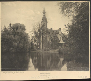 dwie fotografie czarno-białe przedstawiające widok pałacu i jego otoczenia, według opisu w miejscowości Wojcieszów z publikacji: A. Duncker, „Die Landlisch Wohsitze…”. Tom 3, skan 1