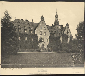 dwie fotografie czarno-białe przedstawiające widok pałacu i jego otoczenia, według opisu w miejscowości Wojcieszów z publikacji: A. Duncker, „Die Landlisch Wohsitze…”. Tom 3, skan 2