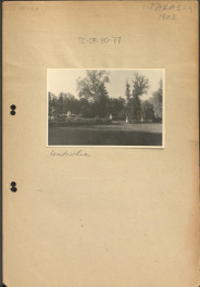 karta z opisem oraz czarno-biała fotografia przedstawiająca według opisu: „Taras, 1903, Kozłówka”; na odwrocie materiał roboczy dotyczący tematu „Budownictwo drewniane, V Od roku 1764 do 1795 (…)”, skan 1