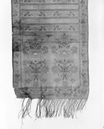 Muzeum Diecezjalne - zbiory - pas jedwabny dwustronny - Lipków /Paschalis Jakubowicz 1791 - 1794 rok/ - głowa i wciąża /fragment/ - awers, skan 1