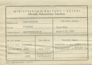 Zespół opactwa - kościół, widok na stalle - metryczka, skan 1