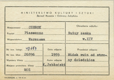 Ruiny zamku - wieża zach. wraz z przyległym fragmentem muru, widok od strony płd. - wsch. - metryczka, skan 1