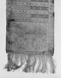 Muzeum Diecezjalne - zbiory - pas jedwabny jednostronny - Lyon /1785 - 1792 rok/ - głowa i wciąża /fragment/ - awers, skan 1