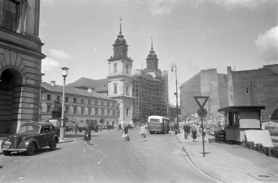kościół klasztorny misjonarzy, ob. parafialny pw. św. Krzyża - widok od frontu oraz sąsiednich kamienic, skan 1