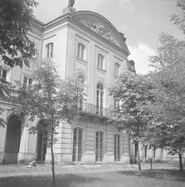 Pałac Kazimierzowskich. Elewacja ogrodowa po odbudowie. Bogata dekoracja reliefowa. Przyziemie ma charakter cięższej podstawy, z arkadowo otwartym podcieniem w partii bocznej oraz z gładko opracowanymi fragmentami muru i boniowaniem w strefie cokołowej. Wyższe kondygnacje są bardziej eleganckie i lekkie w odbiorze. Otwory okienne ujęto w regularny rytm, a w partii ryzalitu zastosowano wysokie okna zamknięte półkoliście. Balkon z ażurową, kutą balustradą, umieszczony w środkowej części fasady nad przyziemiem., skan 1