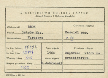 Kościół parafialny - wnętrze, widok z nawy w kierunku prezbiterium - metryczka, skan 1