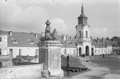 pałac Potockich - widok zabudowań i bramy, skan 1