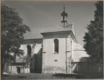Kościół parafialny - fragment, widok od strony płd. , skan 1