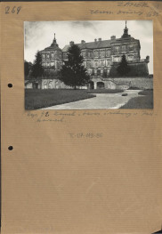 czarno - biała fotografia na karcie przedstawiająca widok na fasadę zamku w Podhorcach z cechami obronnymi (palazzo in fortezza) wraz z tarasem środkowym usytuowanym przed zamkiem; dopisek: "zewn., osiowy", skan 1