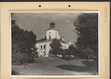 fotografia czarno-biała na karcie przedstawiająca według opisu widok na pałac i jego otoczenie w m. Wierzchówce, skan 1