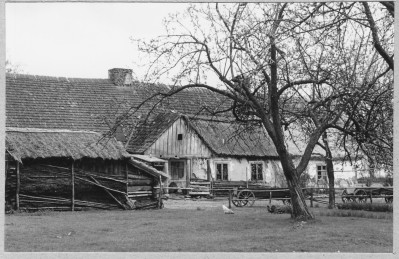 Dworek drewniany - widok ogólny od ogrodu, skan 1