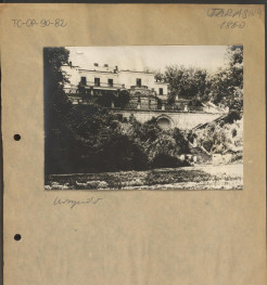karta z opisem oraz czarno-biała fotografia przedstawiająca według opisu: „Taras, 1860, Ursynów”, widok ogólny tarasów i fragment elewacji ogrodowej, skan 1