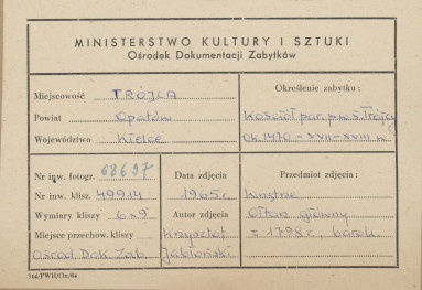 Kościół parafialny św. Trójcy -  wnętrze, widok na ołtarz główny - metryczka, skan 1
