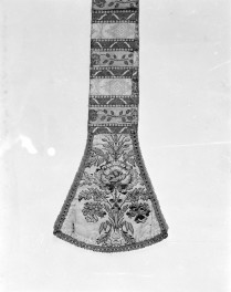 Centralne Muzeum Włókiennictwa - zbiory - pas jedwabny - Lyon /XVIII wiek/ - głowa i wciąża /fragment/ - awers, skan 1