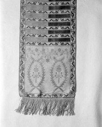Muzeum Narodowe - zbiory - pas jedwabny dwustronny - Kobyłka /1781 - 1784 rok/ - głowa i wciąża /fragment/ - awers, skan 1