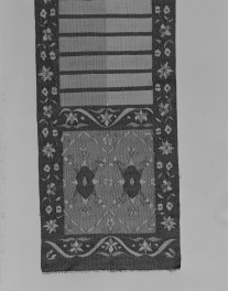 Centralne Muzeum Włókiennictwa - zbiory - pas jednostronny z wątkiem metalowym /?/ - Polska /XX wiek/ - głowa i wciąża /fragment/ - awers, skan 1