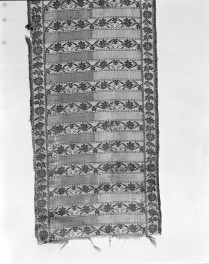 Centralne Muzeum Włókiennictwa - zbiory - pas jedwabny trójstronny - Kraków /Franciszek Masłowski XVIII wiek/ - głowa i wciąża /fragment/ - awers, skan 1