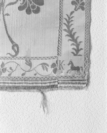 Muzeum Narodowe - zbiory - pas jedwabny dwustronny - Kobyłka /1781 - 1784 rok/ - głowa i wciąża /fragment/ - sygnatura, skan 1