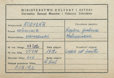 Kaplica grobowa rodziny Matuszewskich - widok od strony frontowej -  metryczka, skan 1