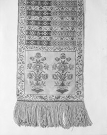 Muzeum Narodowe - zbiory - pas jedwabny czterostronny - Lyon /1789 - 1792 rok/ - głowa i wciąża /fragment/ - awers, skan 1