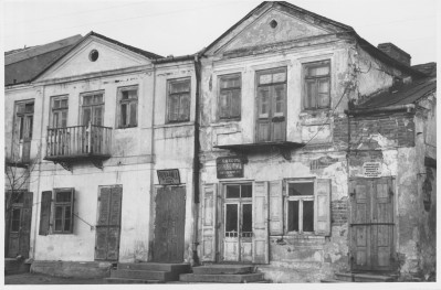 Rynek - kamienice, widok na elewacje frontowe, skan 1