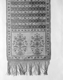 Muzeum Narodowe - zbiory - pas jedwabny czterostronny - Lyon /1789 - 1792 rok/ - głowa i wciąża /fragment/ - awers, skan 1