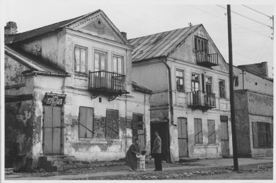 Rynek - kamienice, widok na elewacje frontowe , skan 1