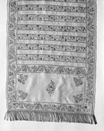 Muzeum Narodowe - zbiory - pas jedwabny haftowany jednostronny - Polska /XVIII wiek/ - głowa i wciąża /fragment/ - awers, skan 1