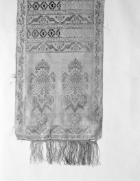 Muzeum Narodowe - zbiory - pas jedwabny czterostronny - Lyon /1785 - 1792 rok/ - głowa i wciąża /fragment/ - awers, skan 1
