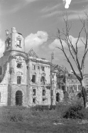 ratusz, Pałac Jabłonowskich - widok ruin od frontu, skan 1
