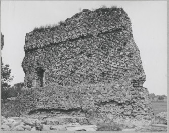 Zespół zamkowy - fragment muru, widok od strony płd. , skan 1