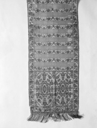 Muzeum Narodowe - zbiory - pas jedwabny trójstronny - Kraków /Franciszek Masłowski XVIII wiek/ - głowa i wciąża /fragment/ - awers, skan 1