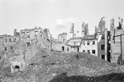 Rynek Starego Miasta - widok ruin strony Barsa, skan 1