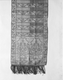 Muzeum Narodowe - zbiory - pas jedwabny czterostronny - Lyon /XIX wiek/ - głowa i wciąża /fragment/ - awers, skan 1