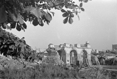 pomnik Nieznanego Żołnierza - widok ruin, skan 1