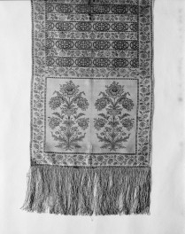 Muzeum Narodowe - zbiory - pas jedwabny czterostronny - Lyon /1767 - 1780 rok/ - głowa i wciąża /fragment/ - awers, skan 1